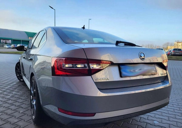 Skoda Superb cena 49900 przebieg: 300000, rok produkcji 2015 z Łasin małe 232